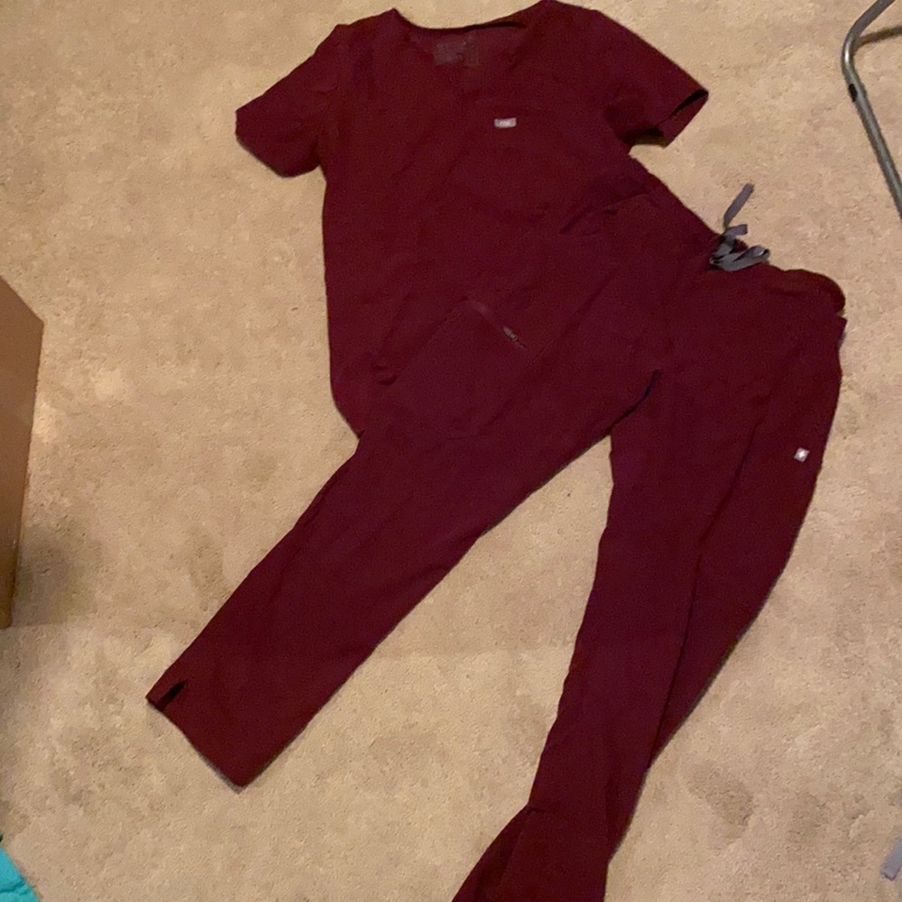 Figs maroon scrubs size small/ small p